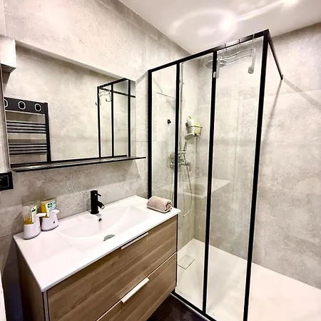 - 3 Pièces Cosy Avec Jacuzzi&grande Terrasse Antibes